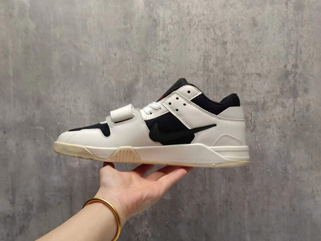 Air Jordan 1 Retro High OG × Travis Scott – White/Green/Black - product view 2
